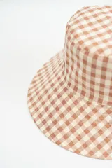 Gorro tipo bucket con estampado de cuadros vichy en color amarillo y blanco.