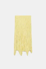 Falda larga de tiro medio color amarillo, con cintura elástica, diseño plisado y bajo asimétrico.