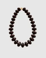 Collar de cuentas redondas y aplanadas con efecto marmolado en tonos grisáceos, con cierre metálico dorado.