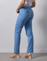 Pantalón largo de gabardina elastizada color celeste, marca Zac & Rachel. Tiene pretina con pasadores, botón y cierre. Delantera con tres bolsillos y trasera con bolsillos ojal.