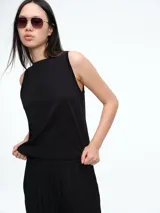 Top sin mangas de corte ajustado, con cuello redondo y diseño minimalista en color negro.