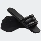 Sandalias Havaianas modelo You Milan, color negro, con punta cuadrada y tira acolchada con el logo de la marca.