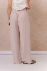 Pantalón amarillo de corte amplio y pierna recta, confeccionado en tela liviana con caída fluida. Cuenta con cintura elastizada, cordón regulable en contraste y bolsillos laterales.