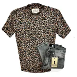 Camisa de hombre de manga corta con cuello mao y estampado floral en tonos beige, marrón y verde sobre fondo negro.