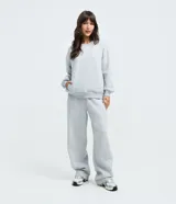 Buzo femenino de cuello redondo y manga larga, confeccionado en tejido de algodón con felpa. Presenta un diseño básico sin estampado, con puños y ruedo ajustados en tejido rib.