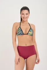 Conjunto de bikini con corpiño triangular estampado con motivos geométricos y bombacha tiro alto color verde liso.