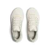 Championes Merrell Speed Strike 2, color blanco hueso con detalles en gris claro y beige. Diseñados para senderismo, con parte superior sintética y de malla, cordones y cinta 100% reciclados, cuello acolchado, talón y puntera protectores, presilla en el talón y suela de goma adherente con tacos de 4 mm.