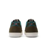 Championes New Balance Numeric 306, color verde oliva con detalles en azul y beige. Capellada de gamuza y malla, con logo "N" en el lateral. Suela de goma vulcanizada.