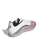 Championes de fútbol Adidas modelo F50 Messi Club TF, diseñados para canchas de césped sintético. Presentan un diseño en color blanco con detalles en plateado, negro y rosa neón, incluyendo la inscripción Messi en el lateral y las icónicas tres tiras de la marca.