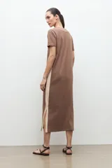 Vestido midi marrón con escote en V, mangas cortas y paneles laterales en contraste de color beige.