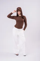 Body de mangas largas en color blanco, con cuello elevado y diseño ajustado al cuerpo.