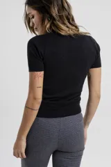 Pantalón de vestir azul con microestampado a cuadros, corte ajustado, tiro alto y aberturas en el ruedo.