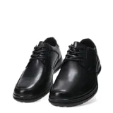 Zapato de vestir para hombre, confeccionado en cuero negro con cierre de cordones, costuras reforzadas y suela de goma antideslizante.