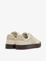 Championes Veja modelo Campo, de diseño minimalista en color beige con detalles en tono más oscuro. Presentan el logo lateral característico de la marca, cierre con cordones y suela de goma en color marrón oscuro.