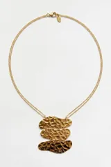 Collar de doble cadena metálica dorada con un dije colgante compuesto por tres piezas de acero con textura machacada.