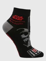 Medias cortas de algodón con diseño temático de Star Wars, presentando a Darth Vader en tonos negro, gris y rojo.