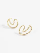 Aros plateados con forma de argolla irregular y textura ondulada.