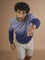 Sweater de punto con cuello redondo y mangas largas, con diseño degradado de verde claro a verde oscuro.