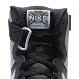 Championes Nike Air Force 1 High 07, con diseño de caña alta, cuerpo en cuero negro y paneles laterales con textura moteada en gris. Presenta el logo Swoosh en blanco, correa ajustable en el tobillo y suela de goma con efecto envejecido.