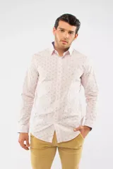 Camisa de manga larga Brooksfield con corte slim, color azul marino y estampado de pequeñas hojas y puntos. Presenta cierre frontal con botones y logo bordado en el pecho.