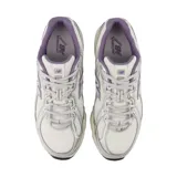 Championes New Balance modelo 740, de diseño técnico con base de malla blanca y superposiciones sintéticas en tono plateado con detalles en violeta. Cuenta con entresuela con tecnología ABZORB para amortiguación, logo N lateral en TPU y suela de goma resistente.