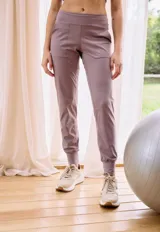 Pantalón tipo babucha de tiro alto con faja ancha en la cintura, puños elásticos en los tobillos y bolsillos laterales.