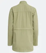 Campera parka color verde claro, de corte holgado, con cuello en V, bolsillos delanteros y puños abotonados.