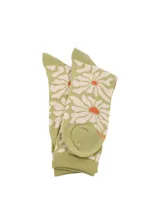 Medias de largo medio con estampado floral de margaritas en tonos verde y crema, con centro de flor naranja.