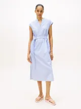 Ojotas de mujer con plataforma tipo cuña, base rosa con rayas verticales grises y entresuela blanca con borde dentado. Las tiras son de textil trenzado rosa con detalles brillantes.