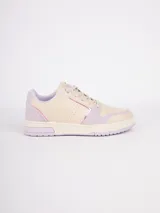 Zapatillas acordonadas color beige con detalles en lila y rosa metalizado.