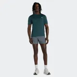 Remera deportiva New Balance de manga corta, confeccionada en tejido técnico con tecnología de secado rápido NB ICEx. Presenta un diseño liso en color verde oscuro con el logo de la marca estampado en el pecho.