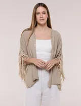 Cardigan liviano estilo kimono color marrón, con frente abierto y mangas amplias con flecos largos y apliques en crochet.