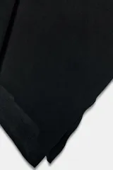 Top de punto color negro, con cuello redondo, manga corta y diseño asimétrico de corte fluido y caída en punta.