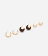 Kit de tres pares de aros tipo argolla para mujer, en acabado dorado y resina marrón carey. Incluye un par de argollas clásicas, un par con detalle de resina marrón y un par de argollas pequeñas y gruesas.