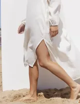 Vestido túnica blanco de corte recto, con escote en V y mangas largas.