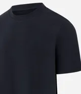 Remera de algodón marca Marfinno, de color azul marino con textura acanalada, corte slim, cuello redondo y manga corta.