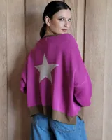 Buzo tostado de corte holgado con cuello redondo y manga larga. Presenta una estrella blanca estampada en la espalda y ribete marrón en cuello y ruedo.