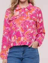 Camperita liviana de silueta entallada, con estampado floral en tonos azules, cuello camisero, cierre frontal con botones y bolsillos en el pecho.