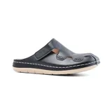 Zueco casual color rosa pálido, con capellada de cuero sintético calado y tira con velcro ajustable.