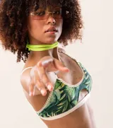 Corpiño blanco de algodón con detalle de puntilla y abertura en el centro.