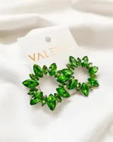 Par de aros colgantes con forma circular, adornados con gemas facetadas de color verde esmeralda.