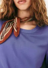 Blusa de manga corta con cuello redondo, confeccionada en tejido de lino con textura natural, de corte recto y ajuste cómodo.