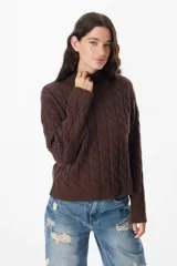 Sweater negro de punto trenzado con cuello alto.