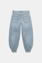 Jeans negro de tiro medio con corte balloon fit, diseño de cinco bolsillos y bajo acabado en puño con abertura y botón.