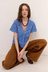 Jean de corte wide leg y tiro medio, con diseño de perneras amplias y terminación desmechada en el bajo.