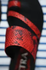 Sandalias de cuero color marrón con tira ancha sobre el empeine y tira entre los dedos.