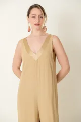 Mono ancho color beige de crepe con vivo de satén en el cuello y corte suelto.