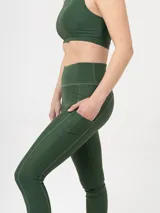 Shorts deportivos tipo biker negros, ajustados al cuerpo, con tiro alto.