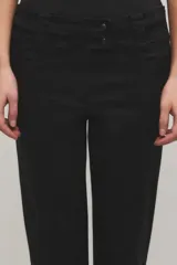 Pantalón capri negro de gabardina elastizada, con calce regular, tiro medio, bolsillos frontales, cierre y doble botón metálico en la cintura.