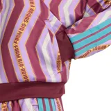Campera deportiva Adidas de la colaboración con Farm Rio, con cierre frontal, cuello alto y diseño estampado de rayas en zigzag en tonos bordó, violeta y crema. Presenta detalles en turquesa en las mangas y puños y cintura de tejido acanalado.